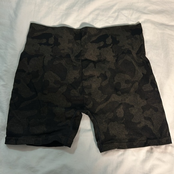 Gymshark Camo Shorts - Picture 2 of 2
